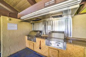Chic Waikoloa Condo with Lanai and Complex Pools!的厨房或小厨房