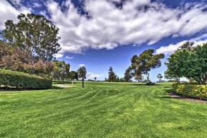 Chic Waikoloa Condo with Lanai and Complex Pools!外面的花园