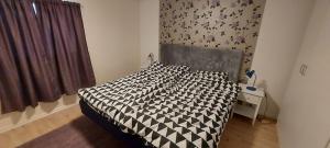 מיטה או מיטות בחדר ב-Varjjatgeainu Apartment Nesseby