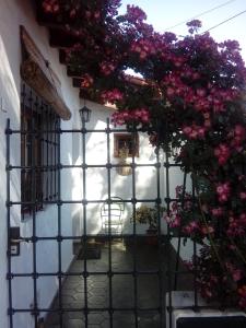 戈多伊克魯斯的住宿－Casita de limon，白色建筑上带粉红色花的大门