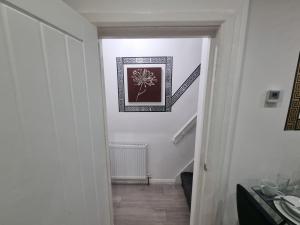 un pasillo con una escalera con una foto en la pared en *A!S* Setup for your most amazing relaxed stay + Free Parking + Free Fast WiFi *, en Headingley