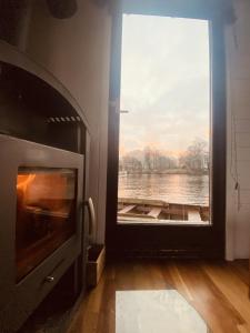 a window in a room with a view of a river at Gemütliches Hausboot mit Kamin in Berlin in Berlin