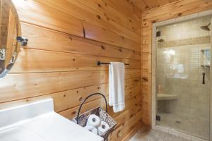 baño con paredes de madera, ducha y lavamanos en Iron Mountain Lodge - Beautiful Cabin With Forest & Mountain Views!, en Butler 54 fotos más