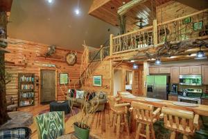 Cabaña de madera con cocina y sala de estar. en Iron Mountain Lodge - Beautiful Cabin With Forest & Mountain Views!, en Butler