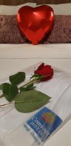 a rose and a bag of toothpaste and a red pepper at Comfort Mogi Guaçu in Mogi Guaçu