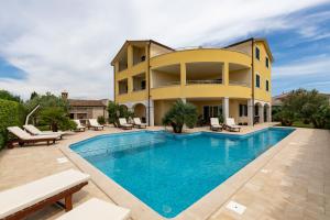 an image of a villa with a swimming pool at B&B Villa Oasa 1 in Rovinj