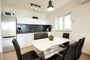 A kitchen or kitchenette at Seaview apartment Lea