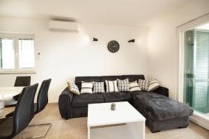 A seating area at Seaview apartment Lea