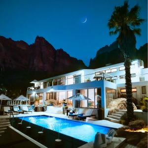 Villa con piscina por la noche en Atlanticview Cape Town Boutique Hotel, en Ciudad del Cabo