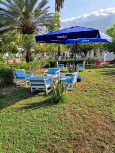 Un jardín fuera de Adrasan Maviay Hotel