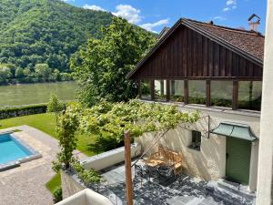 uma villa com uma piscina e uma casa em Renaissancehof Wieser Wachau em Wösendorf