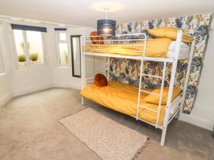 1 dormitorio con 2 literas en una habitación en Rothlea Flat 1 en Pwllheli