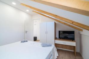 Posteľ alebo postele v izbe v ubytovaní Apartmani Kralj