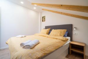 Posteľ alebo postele v izbe v ubytovaní Apartmani Kralj