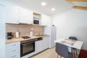 Kuchyňa alebo kuchynka v ubytovaní Apartmani Kralj