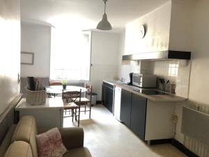 Η κουζίνα ή μικρή κουζίνα στο Jolie maison de village à Roquecourbe