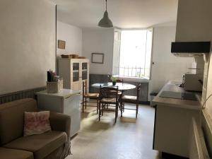 Η κουζίνα ή μικρή κουζίνα στο Jolie maison de village à Roquecourbe