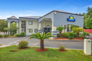 un hotel con un cartel en el lateral de un estacionamiento en Days Inn by Wyndham Foley, en Foley