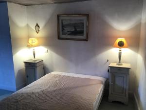 Ένα ή περισσότερα κρεβάτια σε δωμάτιο στο Jolie maison de village à Roquecourbe +17 φωτογραφίες