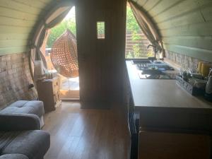 Zdjęcie z galerii obiektu Romantic escape luxury hobbit house with hot tub w mieście Sheerness