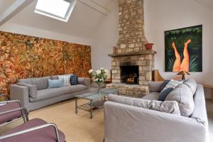 佩恩斯威克的住宿－Finest Retreats - ARC Painswick，客厅设有两张沙发和一个壁炉