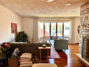 Gallery image of Cheerful, sun-kissed room with workstation in Revere +9 photos