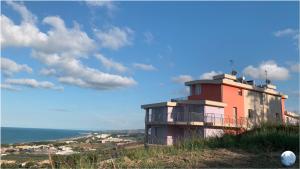 un edificio en la cima de una colina con el océano en Seascape Apartment with breath taking view en Vasto