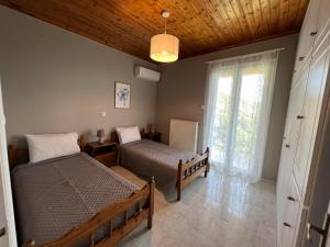 um quarto com 2 camas e uma janela em Gazena House em Sívros