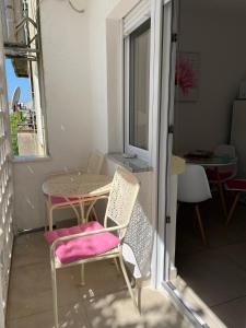 un tavolo e sedie su un balcone con tavolo di Apartment Beauty a Pola (Pula)