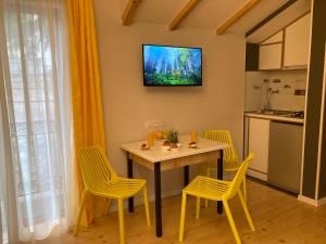Eldhús eða eldhúskrókur á Borjomi Yellow Hotel