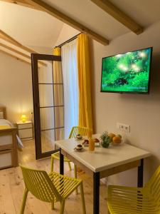 Sjónvarps- og/eða afþreyingartæki á Borjomi Yellow Hotel