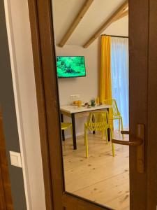 Sjónvarps- og/eða afþreyingartæki á Borjomi Yellow Hotel
