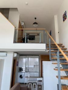 Pokój z klatką schodową i kuchnią ze stołem w obiekcie Loft luminoso Alcorcón M-40 Madrid w mieście Alcorcón