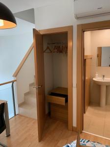 łazienka z szafą z umywalką i schodami w obiekcie Loft luminoso Alcorcón M-40 Madrid w mieście Alcorcón