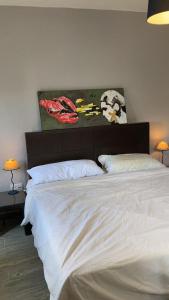 sypialnia z dużym białym łóżkiem z 2 poduszkami w obiekcie Yoga Farm w mieście Tavira