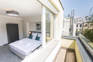 Un dormitorio con una cama en un balcón. en Cube Apartments - Contactless Check In - Stadthalle U3 Metro, en Viena