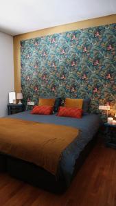 1 dormitorio con 1 cama grande y papel pintado con motivos florales en Oasis de Bornos, en Bornos