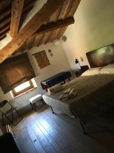 um quarto com uma cama grande e piso em madeira em Stone farmhouse in Moie em Moie