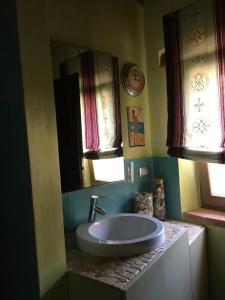 y baño con lavabo y espejo. en Stone farmhouse in Moie, en Moie