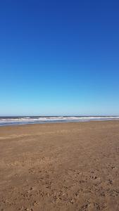 スケッグネスにあるThe Annexの海を背景にした空の海岸