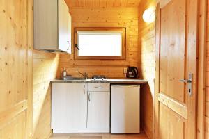 Una pequeña cocina con fregadero y ventana. en Poilsio nameliai Gulbes takas, en Šventoji 114 fotos más