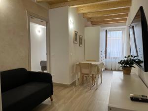 salon z czarną kanapą i stołem w obiekcie Anfite Apartments Santa Maria w mieście Desenzano del Garda