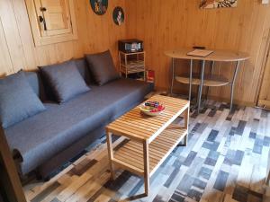 sala de estar con sofá y mesa en Little house en Vacarisas