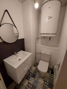 La petite salle de bains est pourvue d'un lavabo et de toilettes. dans l'établissement Appartement T3 vue sur rivière, 2 chambres 65M2, à Châteaulin