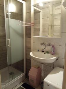 A bathroom at Domek Letniskowy