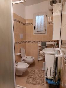 niewielka łazienka z toaletą, umywalką i toaletą w obiekcie Zia Elisa w mieście Scanno