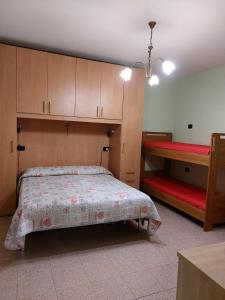 een slaapkamer met een bed, een bank en kasten bij Zia Elisa in Scanno