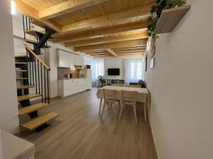 kuchnia i jadalnia ze stołem i krzesłami w obiekcie Anfite Apartments Santa Maria w mieście Desenzano del Garda +37 zdjęć