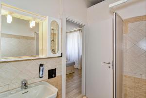 Koupelna v ubytování Hotel Ambra + 37 fotografií