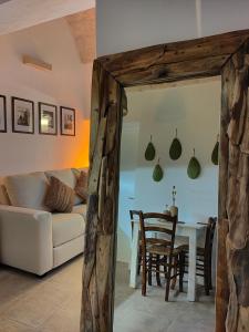 ein Wohnzimmer mit einem weißen Sofa und einem Tisch in der Unterkunft Ca'SaLentu - La Corte dei Colori in Spongano